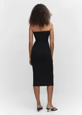 Vestido midi negro ajustado al cuerpo, sin mangas y escote recto.