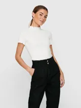 Camiseta blanca de punto acanalado, con cuello Perkins y mangas cortas con borde ondulado.