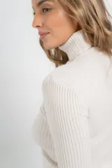 Polera negra de tejido acanalado, cuello alto y corte ajustado.