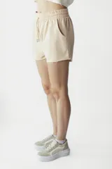 Short color beige con cintura elastizada y cordón ajustable.