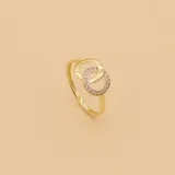 Anillo dorado con dos aros entrelazados, uno liso y otro con circonias.