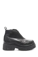 Bota de cuero negro con plataforma gruesa y detalles de elástico en los laterales.