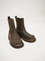 Botas negras de cuero con diseño floral en relieve, corte Chelsea, elásticos laterales, plataforma delantera de 2cm y tacón de 5,5 cm.