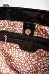 Bolso tipo tote grande color bordó, de cuero vegano, con doble asa corta.
