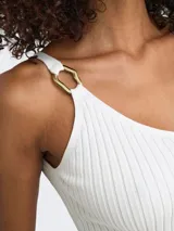 Top blanco de punto acanalado con escote en V, tirantes finos con hebillas metálicas doradas y diseño ajustado.