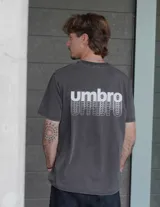 Remera de mangas cortas color gris claro con logo de la marca Umbro estampado en el pecho.