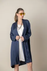 Túnica italiana de satén de seda color beige, de corte suelto con bolsillos laterales.
