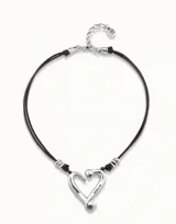 Collar Uno de 50 con doble cordón de cuero marrón y dije central de corazón plateado con forma de clavo.