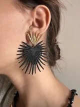 Aros colgantes con forma de corazón rojo con diseño de rayos y base dorada.