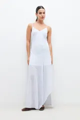 Maxi vestido celeste con rayas verticales blancas y plateadas, breteles finos y corte al bies.