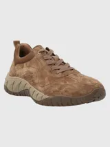 Zapato de hombre color marrón de cuero gamuzado, con cordones y suela de goma.