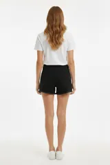 Short de jean negro de tiro alto, corte ajustado y dobladillo deshilachado.