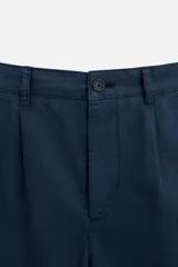 Pantalón azul marino de algodón con corte regular fit, bolsillos delanteros y traseros de vivo, cierre frontal con cremallera y botón.