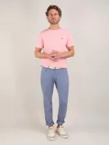 Pantalón de hombre color crudo, marca El Ganso, modelo 5 bolsillos, confeccionado en tejido de sarga con 77% algodón, 20% de algodón reciclado y 3% elastano.