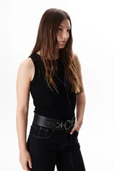 Musculosa marrón con cuello redondo y sisas anchas.