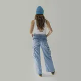 Pantalón de jean celeste con corte recto, tiro bajo y bolsillos cargo laterales.