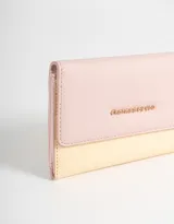 Billetera rectangular de cuerina color negro con solapa y broche metálico.