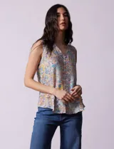 Blusa sin mangas de gasa estampada, marca Zac & Rachel. Escote en V, abertura central con botones y ruedo con volado.