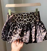 Minifalda con estampado animal print, corte baloné y cintura alta.