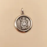 Medalla redonda de plata 925 con la imagen de San Expedito en relieve.