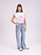 Pantalón de jean celeste de corte recto y tiro alto.