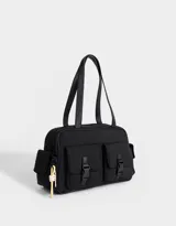 Cartera bowling negra de tela deportiva con manijas superiores y cierre superior. Tiene doble bolsillo frontal con hebilla, bolsillos laterales con broche y charm lateral.