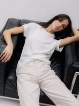 Remera blanca de algodón, de corte recto y mangas cortas.
