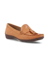 Mocasín color borgoña con textura reptil, detalle de antifaz en nobuck y borlas.