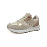 Zapatillas deportivas Osada en tonos beige y marrón, con detalles en cuero sintético y malla.