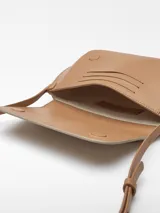 Mini bolso bandolera bicolor, con solapa y cierre magnético. Tiene un compartimento, tarjetero, asa larga regulable y logo grabado.