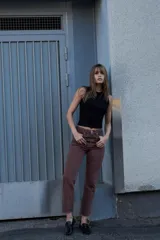 Pantalón de jean color marrón, de tiro alto y corte cropped flare.