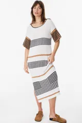 Vestido de algodón 100% tejido artesanalmente, con un diseño a rayas en tonos beige, negro y marrón.