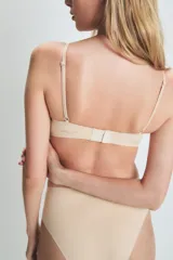 Conjunto de lencería color piel, compuesto por un corpiño con aro y detalles de tul, y una bombacha clásica con detalles de tul.