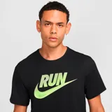 Camiseta de running de algodón, color negro, estampada con el logo 'RUN' en color verde neón.
