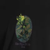 Remera negra de corte clásico con estampado en el pecho de una rosa con detalles militares.