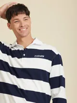 Polo de manga larga a rayas horizontales azul marino y blanco, con cuello blanco y logo bordado en el pecho.