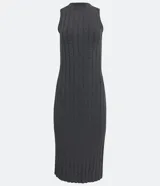 Vestido midi negro de punto acanalado, sin mangas y con cuello alto.