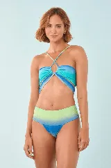 Conjunto de bikini con degradé en tonos turquesa, verde y azul. El corpiño es bandeau con abertura circular en el centro y tiras finas cruzadas. La bombacha es de tiro alto.