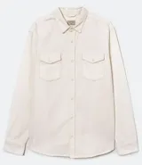 Camisa blanca de manga larga, confeccionada en terciopelo con cuello clásico y bolsillos frontales.