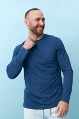 Remera de manga larga color gris.