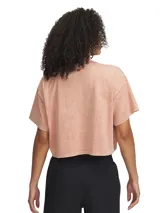 Remera corta color salmón con logo de la marca en el pecho.