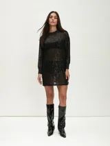 Minivestido negro de lentejuelas con mangas largas y cuello redondo.