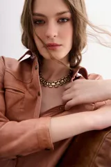 Collar corto con cadena gruesa de eslabones metálicos color dorado.