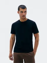 Camiseta básica de manga corta, cuello redondo y calce regular, color celeste claro.