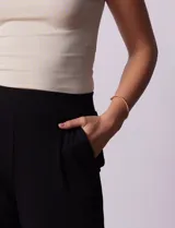 Pantalón capri plisado color verde con pretina ancha elastizada y bolsillos delanteros. Marca Dictionary.