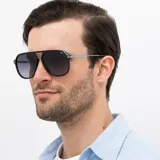 Lentes de sol INVU modelo IB12405A, con montura negra y lentes polarizadas con degradé azul.