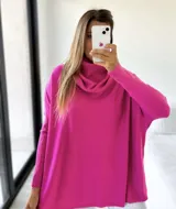 Sweater fucsia de tejido de punto, corte amplio, mangas largas y cuello alto con caída.