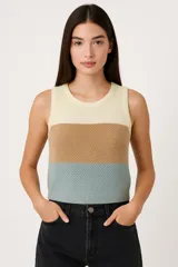 Musculosa viscosa color block con calado, corte al cuerpo y cuello a la base.