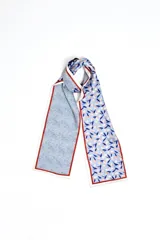 Pañuelo corbatero de seda con estampado floral en tonos azules, rosados y blancos, y un patrón de espiga en azul claro. Los bordes están delineados en blanco y rojo.