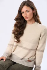 Buzo tejido de tacto suave con diseño de rayas horizontales en blanco, gris claro, gris oscuro y rosado. Presenta cuello redondo y terminaciones acanaladas en puños y dobladillo.